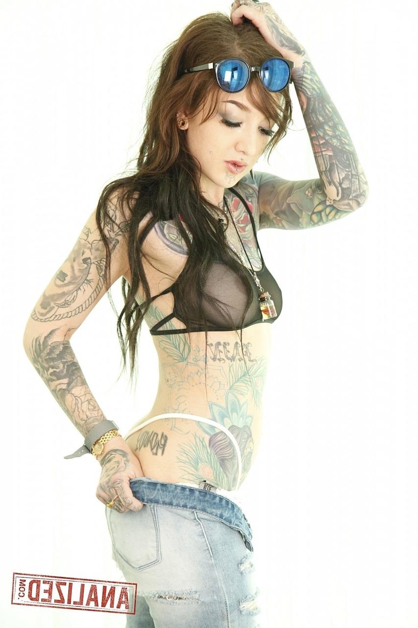 17P American emo chick with small tits Kelsi Lynn posing with a toy up her ass