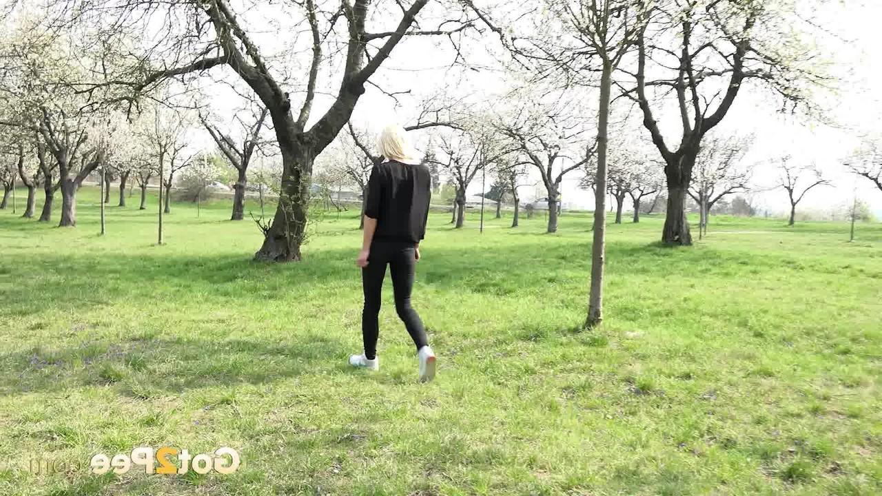 15P A loira Debora abaixa as calças para fazer xixi enquanto atravessa um pomar