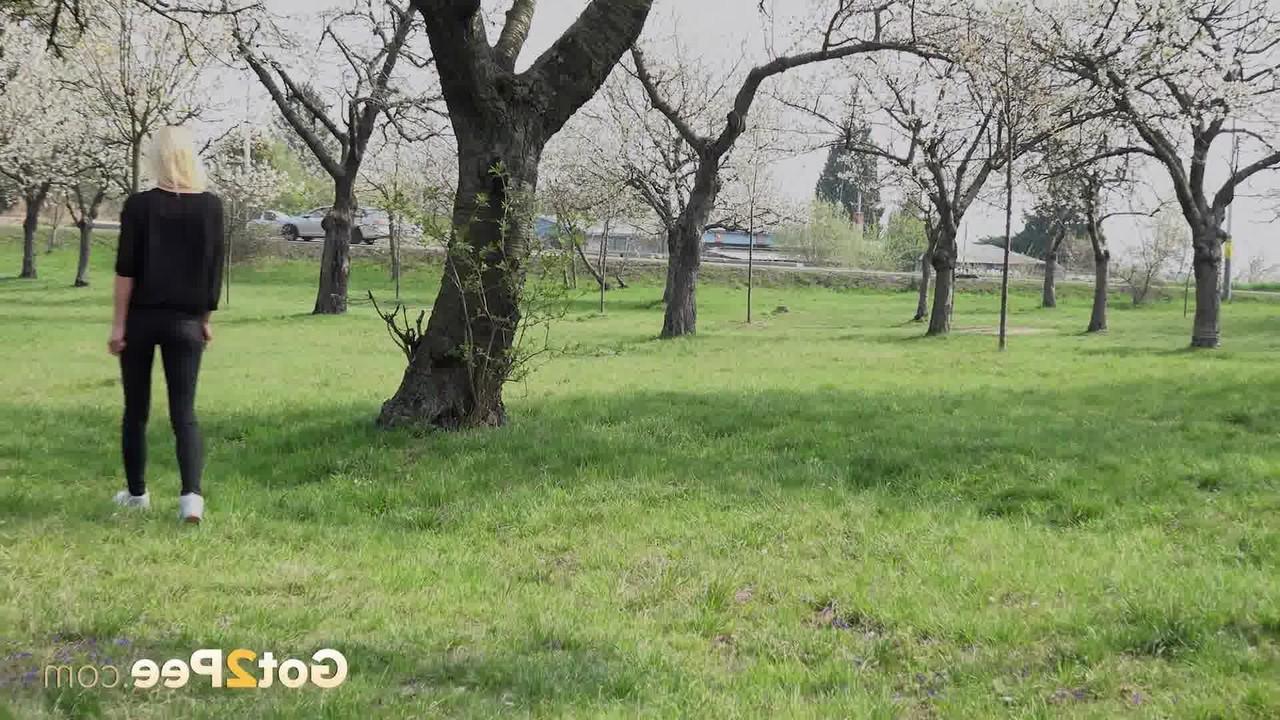 15P A loira Debora abaixa as calças para fazer xixi enquanto atravessa um pomar