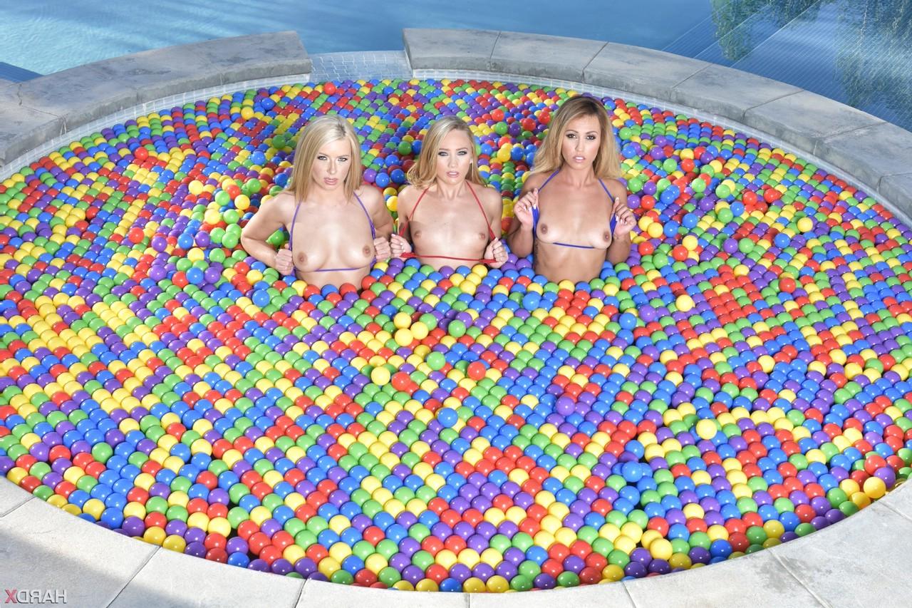 18P Un trío de bellezas rubias culonas hacen alarde de sus productos calientes junto a la piscina