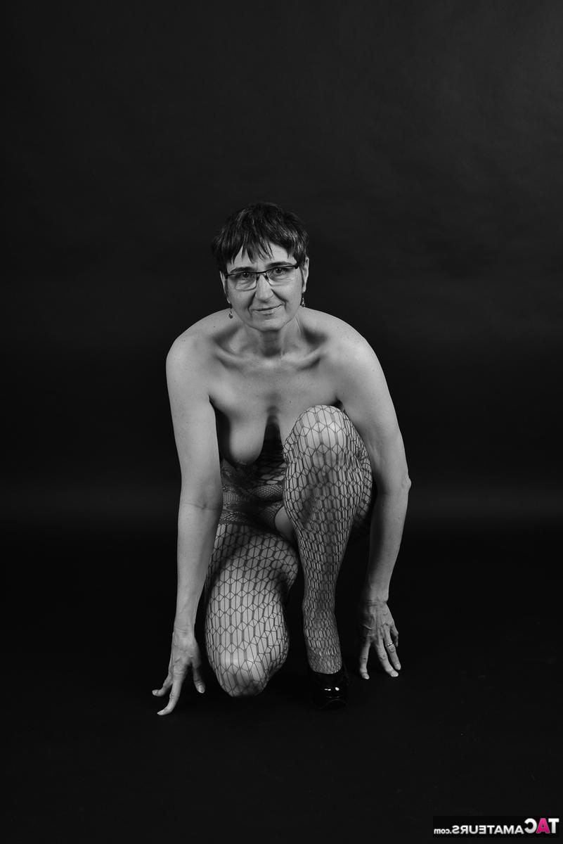 20P Mature amateur with saggy tits releases her bald snatch from a bodystocking