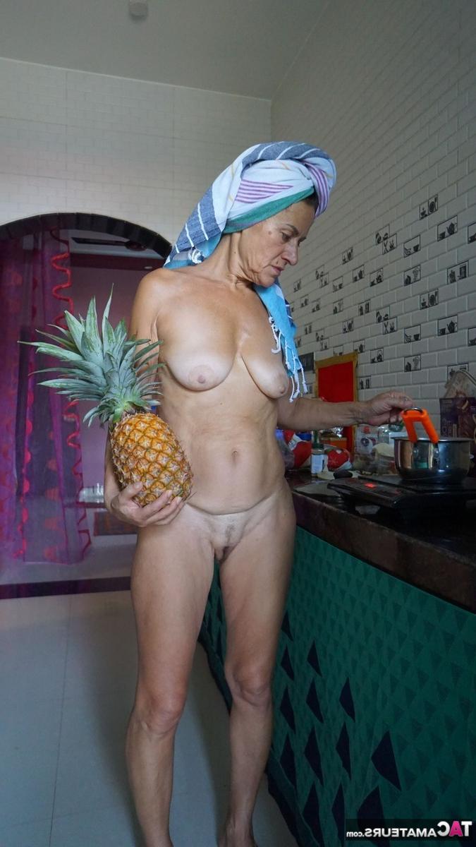 16P Diana Ananta lava su comida desnuda con una toalla en la cabeza