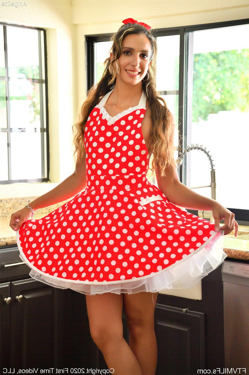 15P Ama de casa cachonda se quita el vestido de lunares antes de masturbarse con un pepino