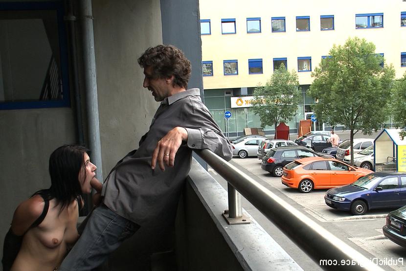 11P Une brune nue défile dans les rues de la ville avant de faire l'amour en public