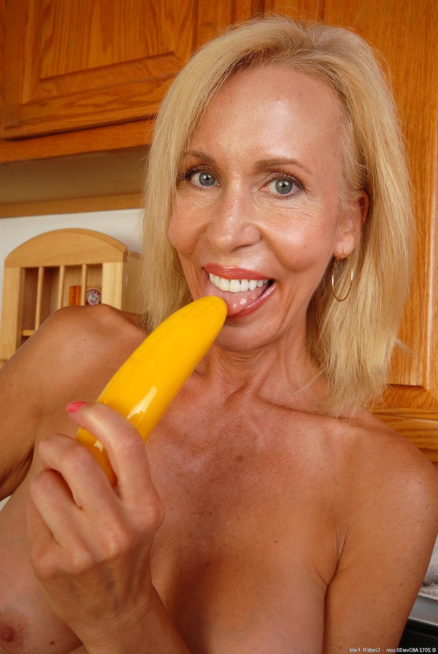 20P Erica Lauren, une MILF amateur souriante, dévoile ses gros seins et se masturbe.