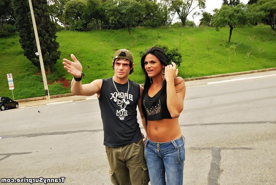 16P Hermosa transexual latina Bruna Tavares follada por el culo en posición sexual estilo perrito