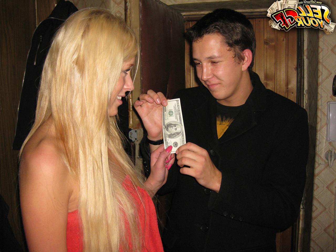 20P A namorada loira Teena Lipoldino gosta de sexo doggystyle com outro homem