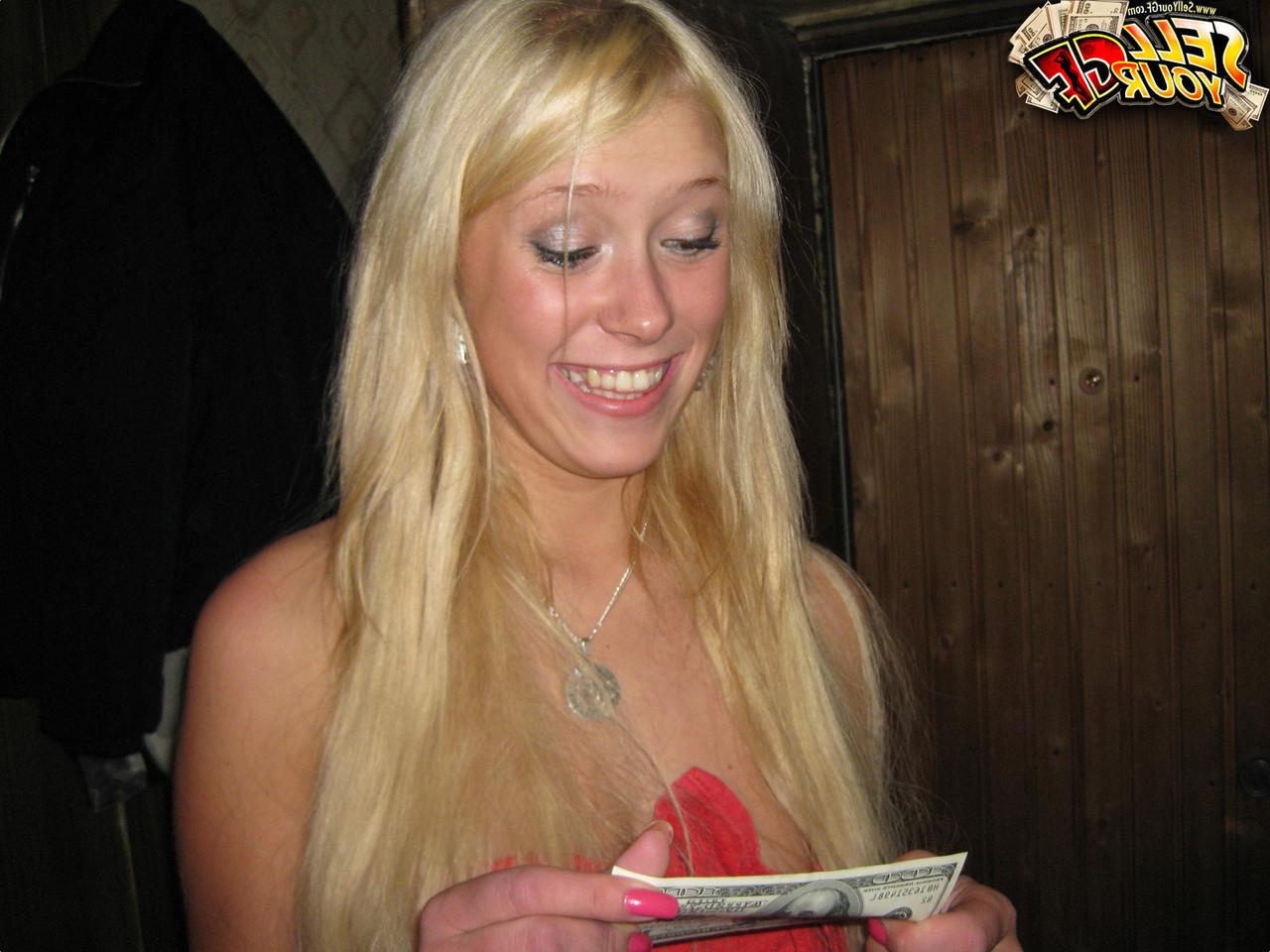 20P A namorada loira Teena Lipoldino gosta de sexo doggystyle com outro homem