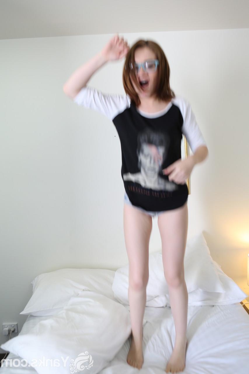 18P A adolescente nerd Lucie Bee em roupas justas mostra seus seios naturais em um solo