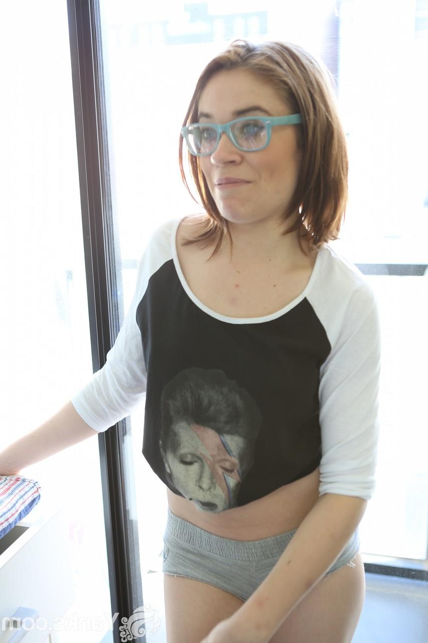 18P A adolescente nerd Lucie Bee em roupas justas mostra seus seios naturais em um solo
