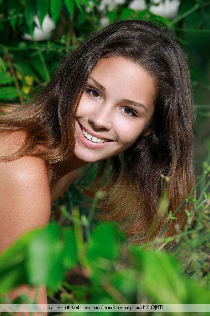 16P A pequena adolescente Arina F remove sutiã e calcinha pretos na frente da vegetação rasteira