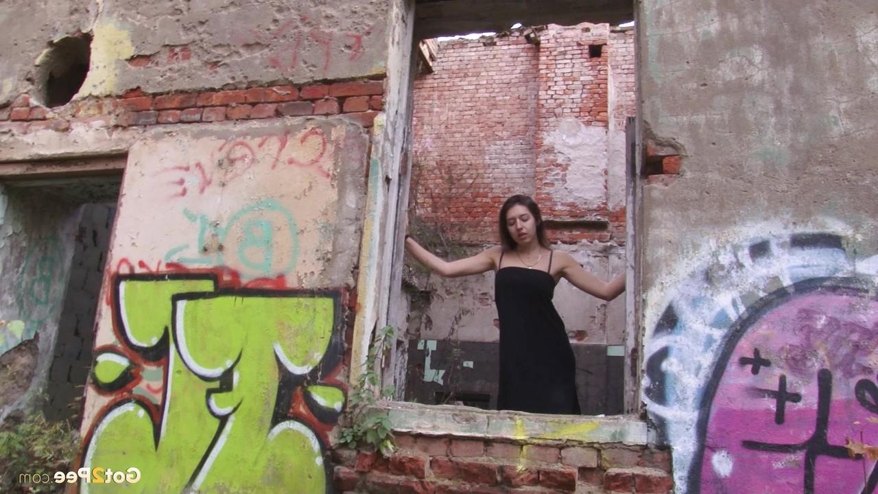 15P A garota caucasiana Diana solta uma torrente de mijo em um prédio abandonado