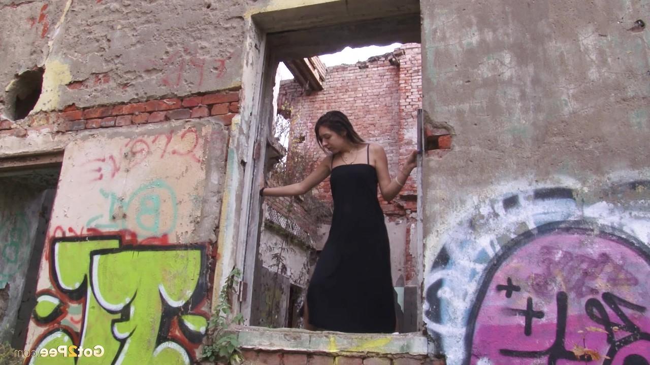 15P A garota caucasiana Diana solta uma torrente de mijo em um prédio abandonado