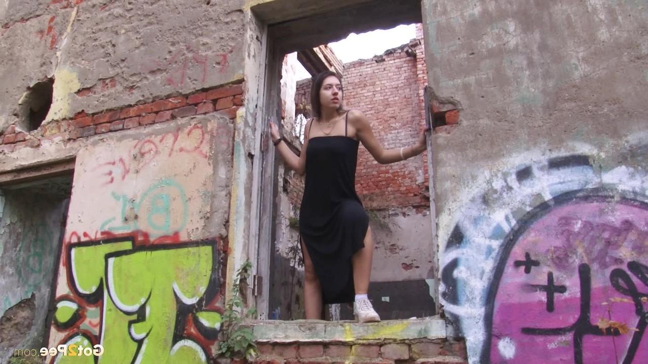 15P A garota caucasiana Diana solta uma torrente de mijo em um prédio abandonado
