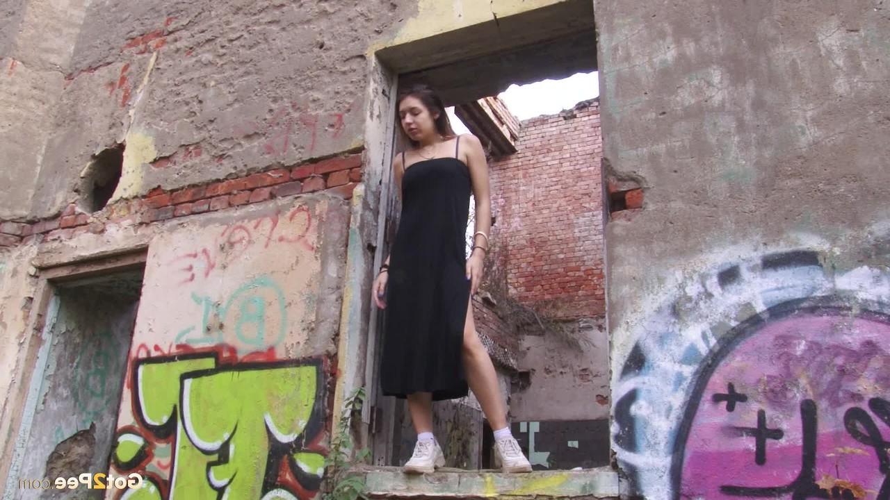 15P A garota caucasiana Diana solta uma torrente de mijo em um prédio abandonado