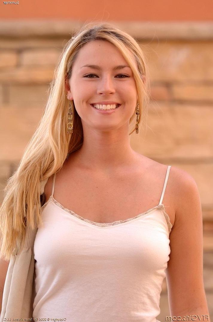 20P La bella amateur Summer muestra su culo y se desnuda para masturbarse