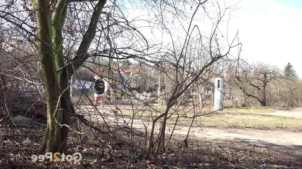 15P Chrissy Fox, une petite fille prise, pisse au milieu de buissons clairsemés.