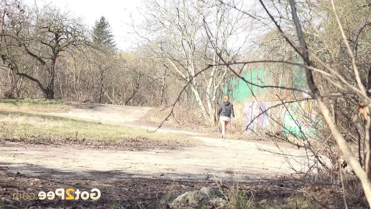 15P Chrissy Fox, une petite fille prise, pisse au milieu de buissons clairsemés.