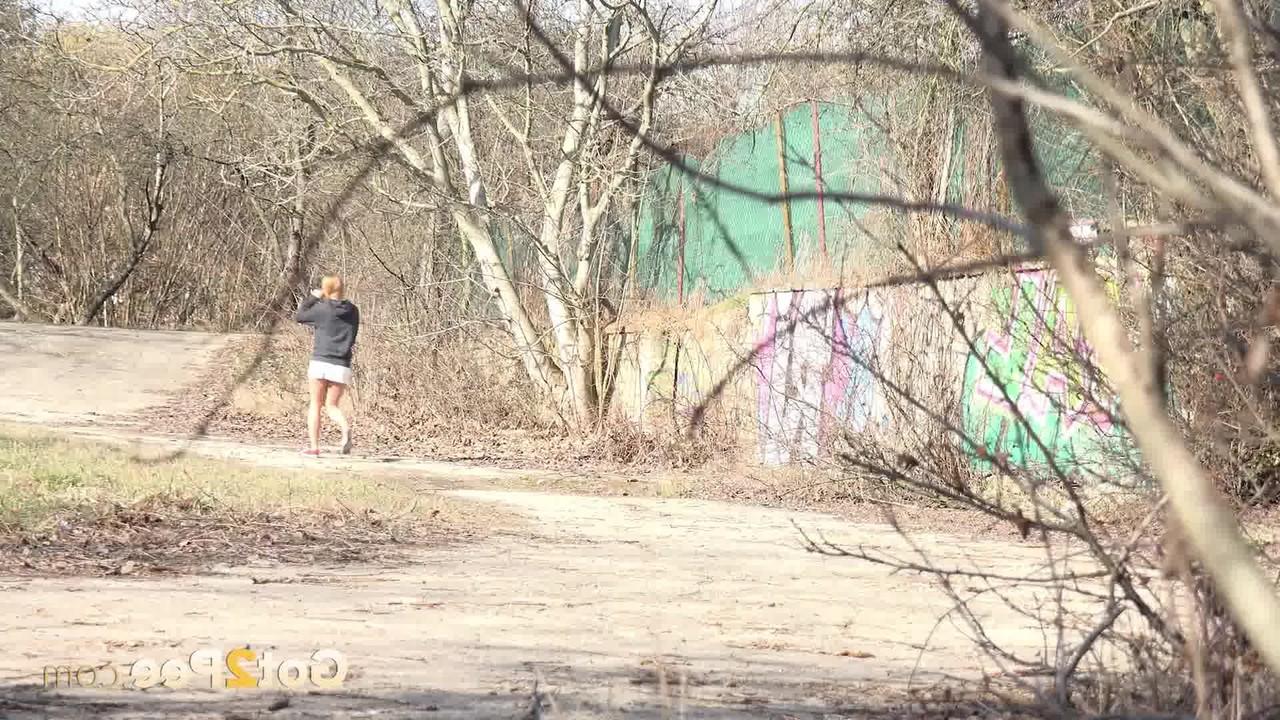 15P Chrissy Fox, une petite fille prise, pisse au milieu de buissons clairsemés.