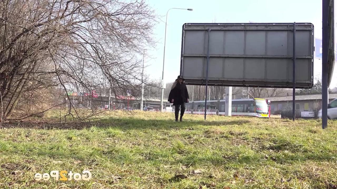 15P Одетая женщина Лорена приседает, чтобы поссать в поле в ботинках ОТК