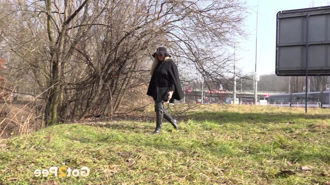 15P Одетая женщина Лорена приседает, чтобы поссать в поле в ботинках ОТК