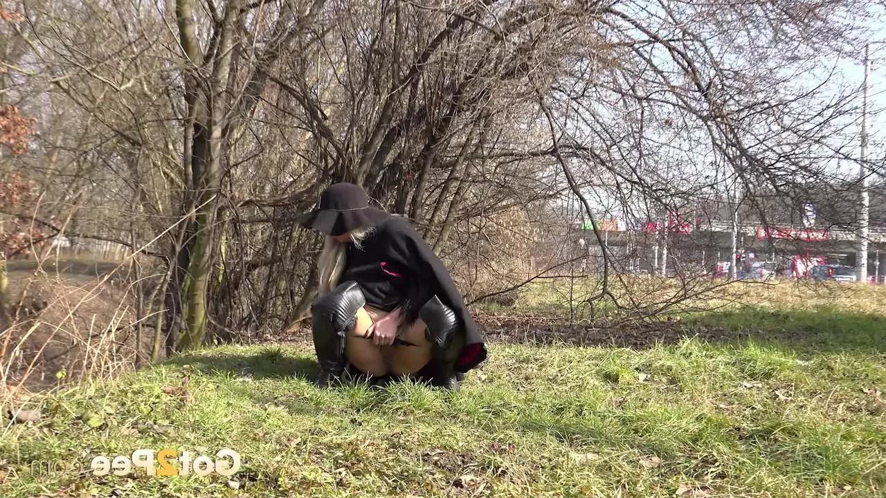 15P Одетая женщина Лорена приседает, чтобы поссать в поле в ботинках ОТК