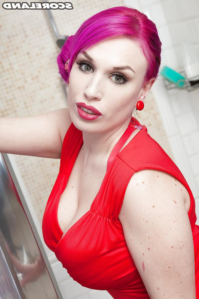 16P Lily Madison, fille solo aux cheveux roses, mouille ses sirènes sous la douche.