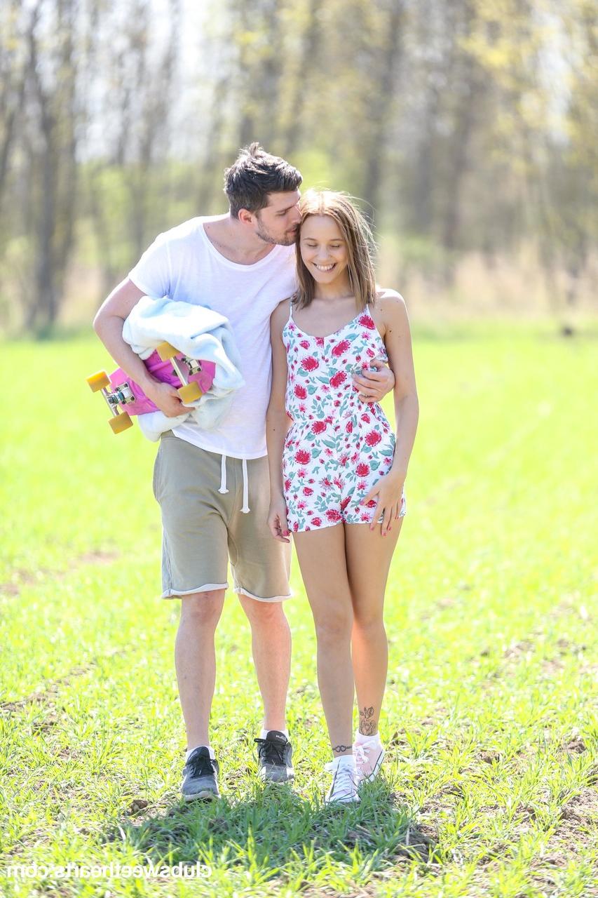 20P Die magere Teenagerin Poppy Pleasure lässt sich in der Natur ihre kahle Muschi dehnen