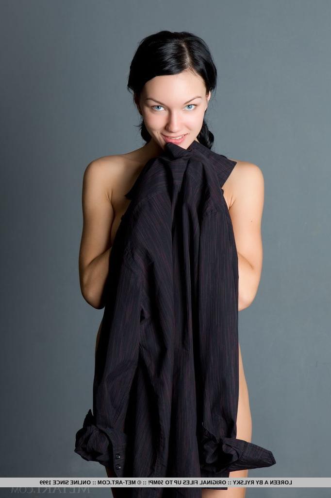 18P A deslumbrante beleza morena Loreen A tira lingerie de renda para posar eroticamente nua