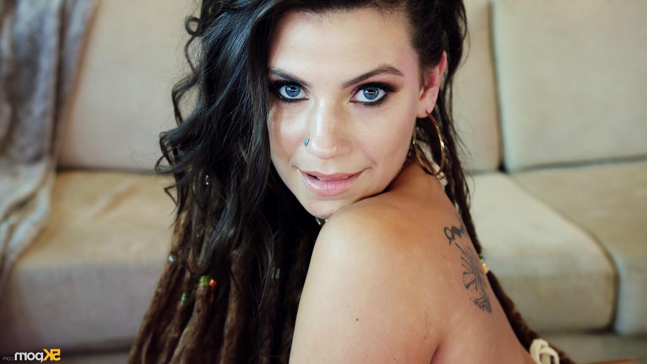 20P Sexy pornstar Indica Flower revela seus peitos grandes e consegue uma boa foda