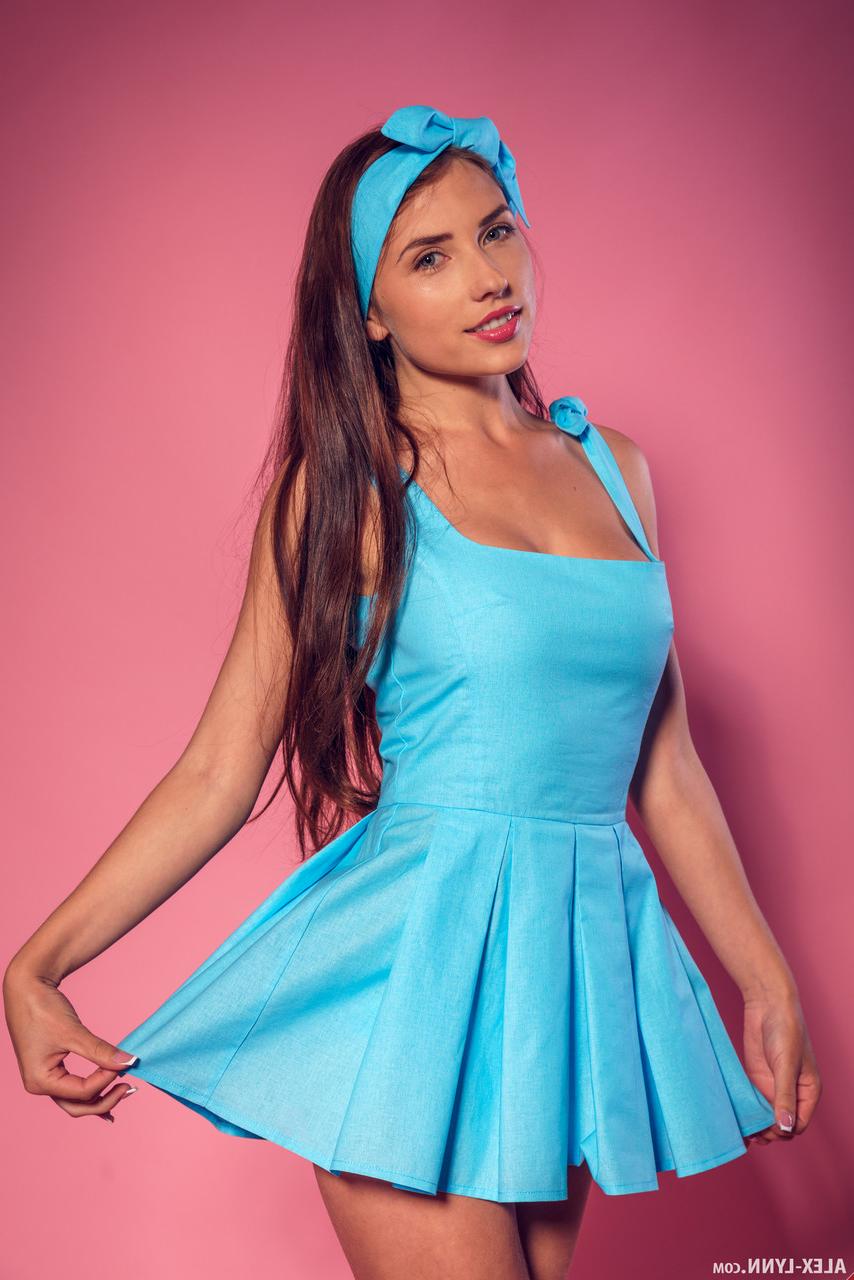 17P A linda garota ucraniana solo Niemira faz um strip-tease sexy para modelar nua