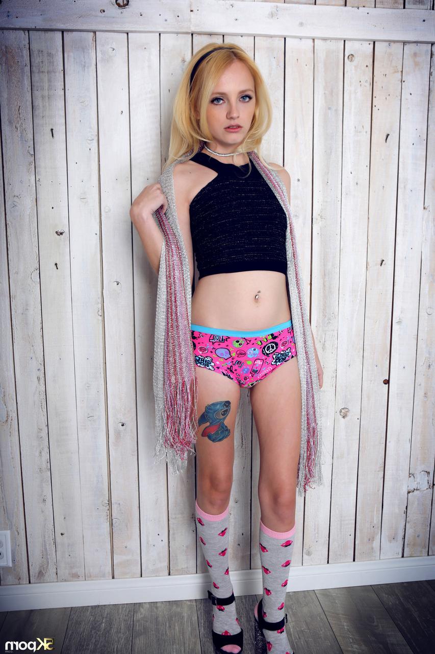 20P A vagabunda tatuada Kate Bloom levanta a blusa e mostra seus peitos minúsculos