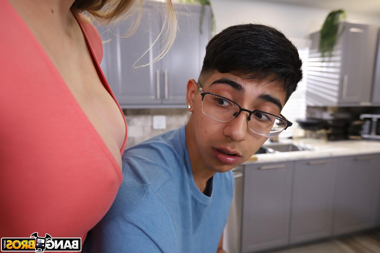 20P La maman coquine Daisy Diva baise son beau-fils bien membré et prend une éjaculation faciale.