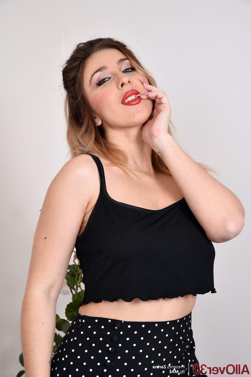 20P Russa MILF Zarina mostra seus peitos grandes e bunda e se brinca na cama