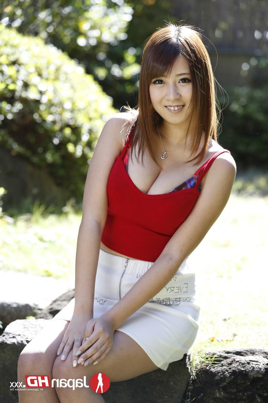 19P A garota asiática solo Hitomi Kitagawa exibe orgulhosamente seus grandes peitos naturais