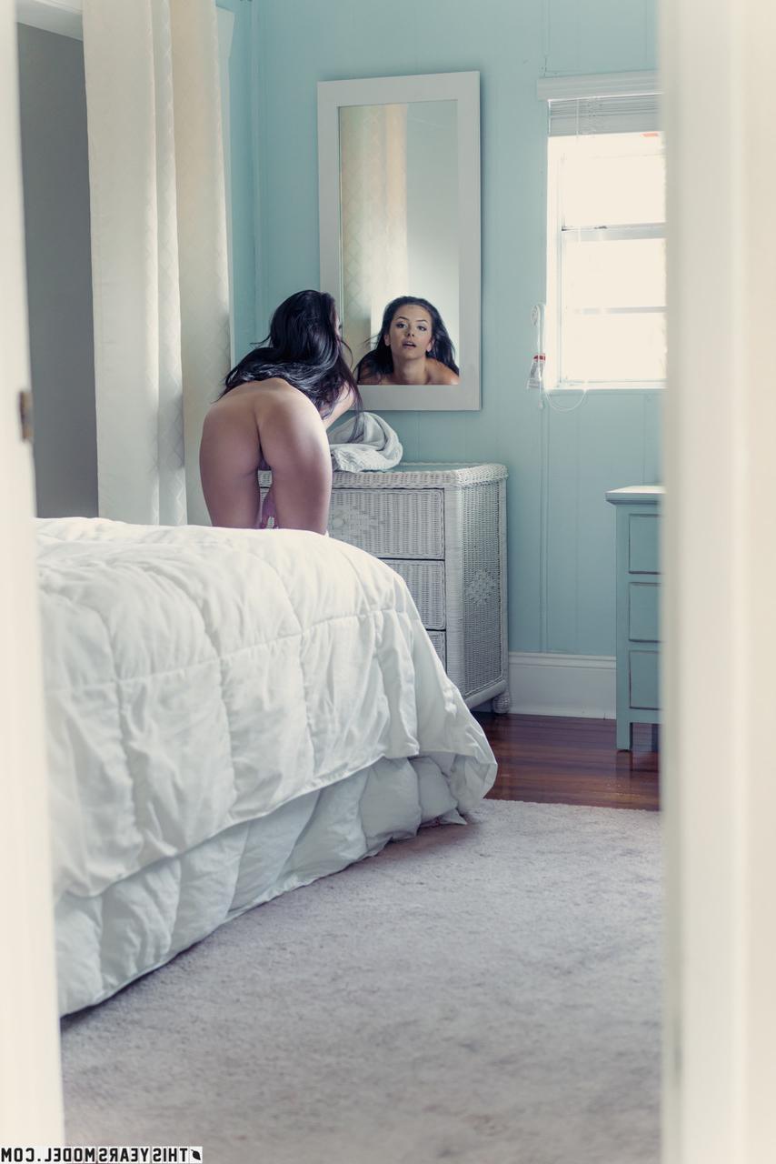 15P A linda garota Lola Sinclair tira as toalhas de banho para ficar nua diante de um espelho