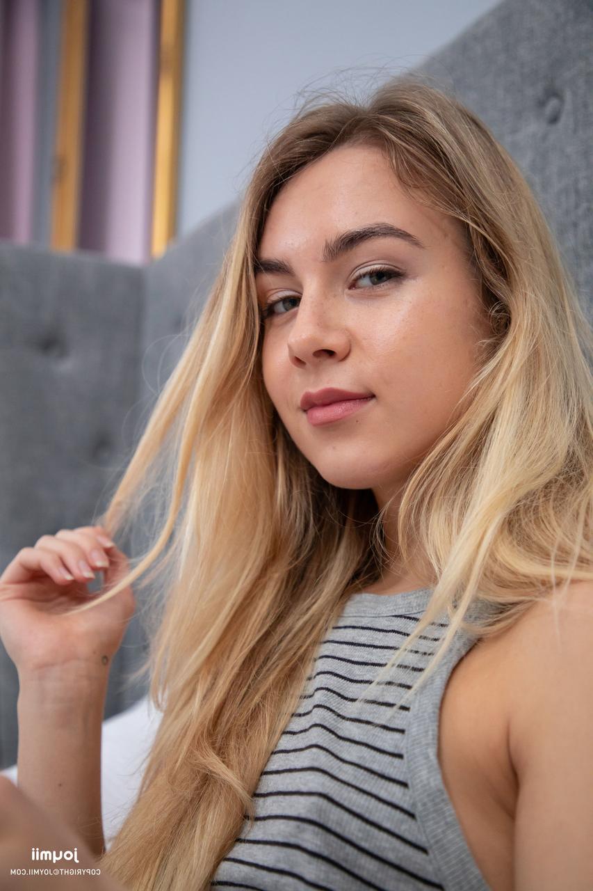 20P Cute babe Alecia Fox enjoys hardcore sex with her BF in multiple positions
