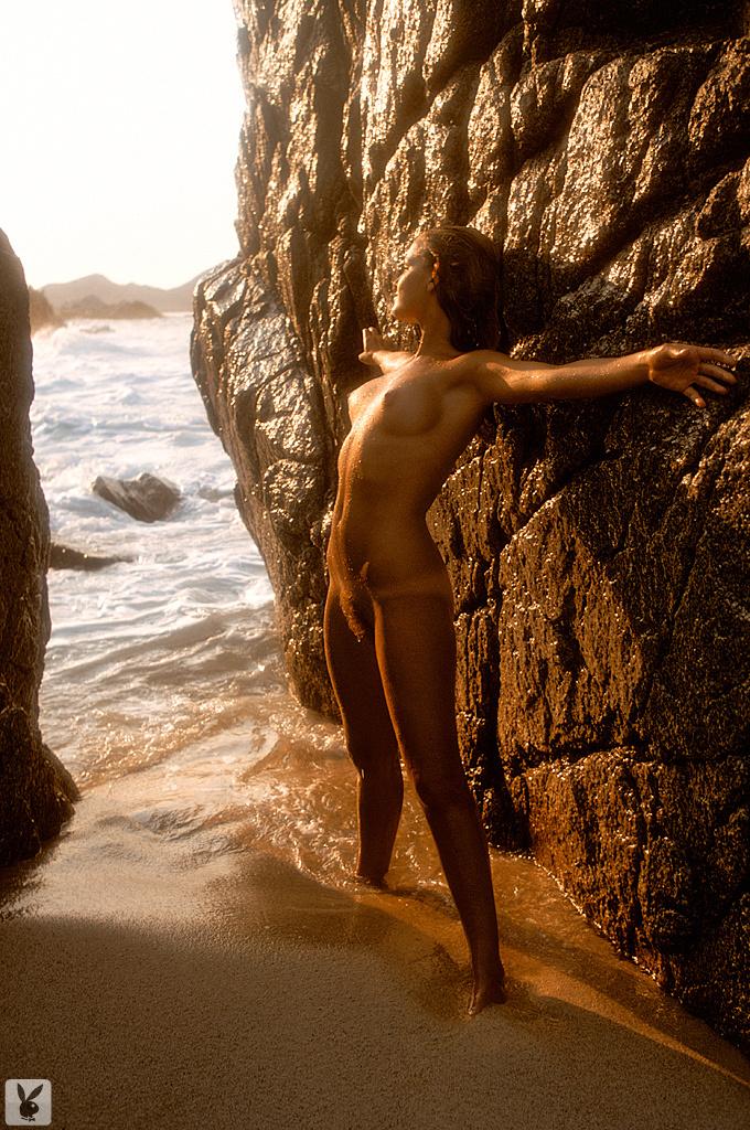 9P Jean Manson, une superbe page centrale, montre ses seins naturels impeccables.