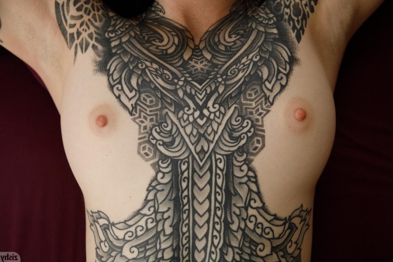 13P A linda gata amadora Kelly Lamprin fica nua e mostra seu corpo tatuado