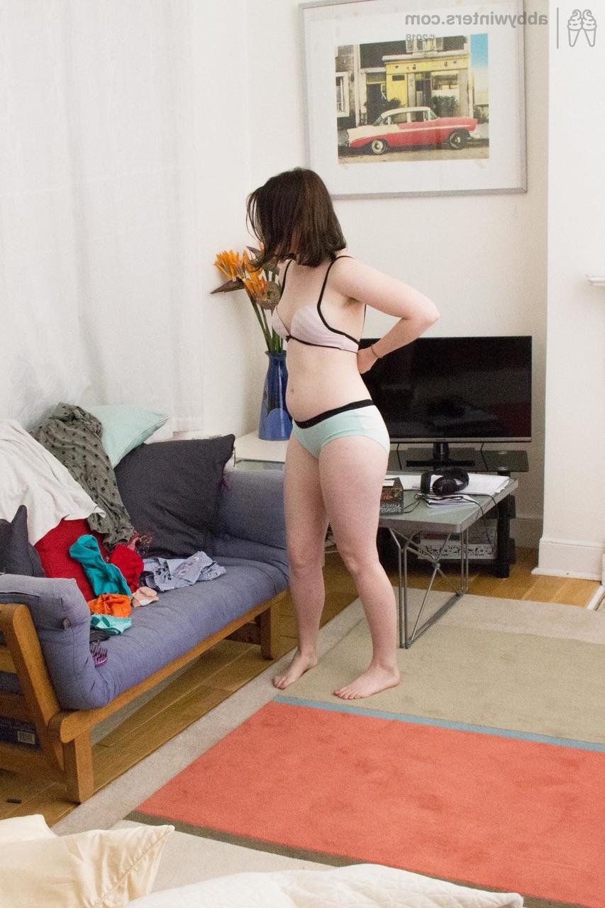 17P La mignonne Kate G met des sous-vêtements et un pyjama sexy sur son joli corps d'amateur.