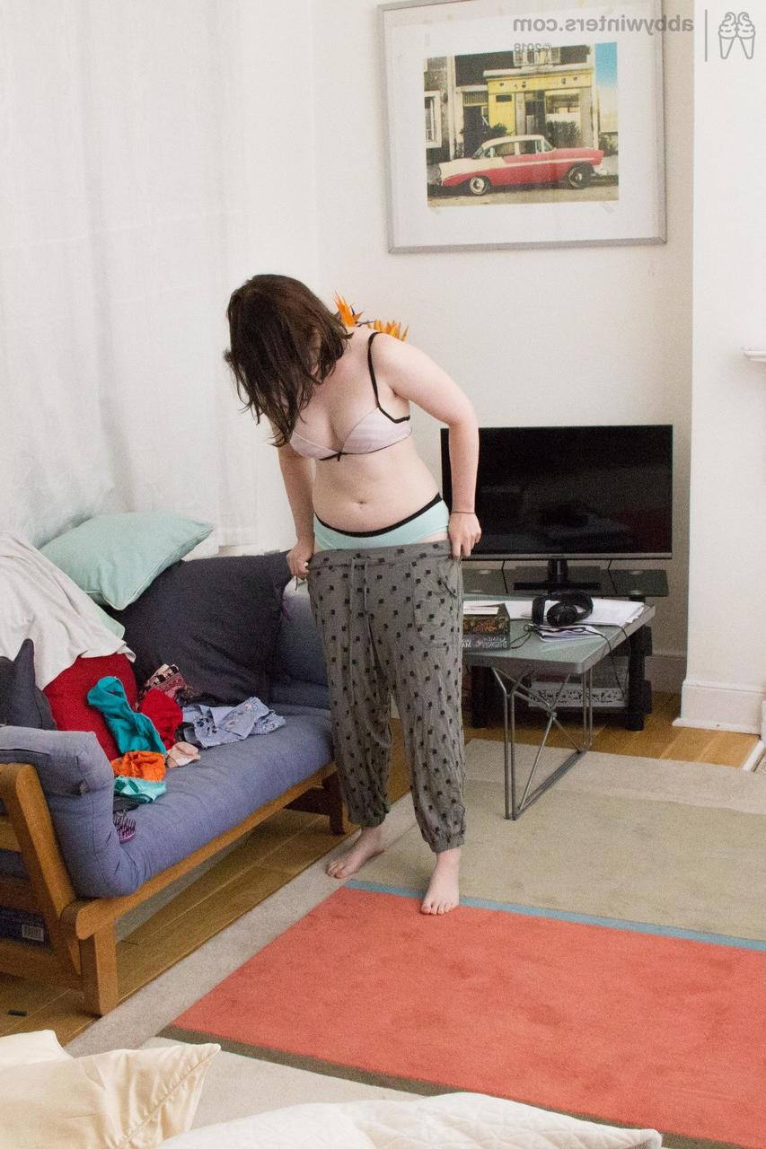 17P La mignonne Kate G met des sous-vêtements et un pyjama sexy sur son joli corps d'amateur.