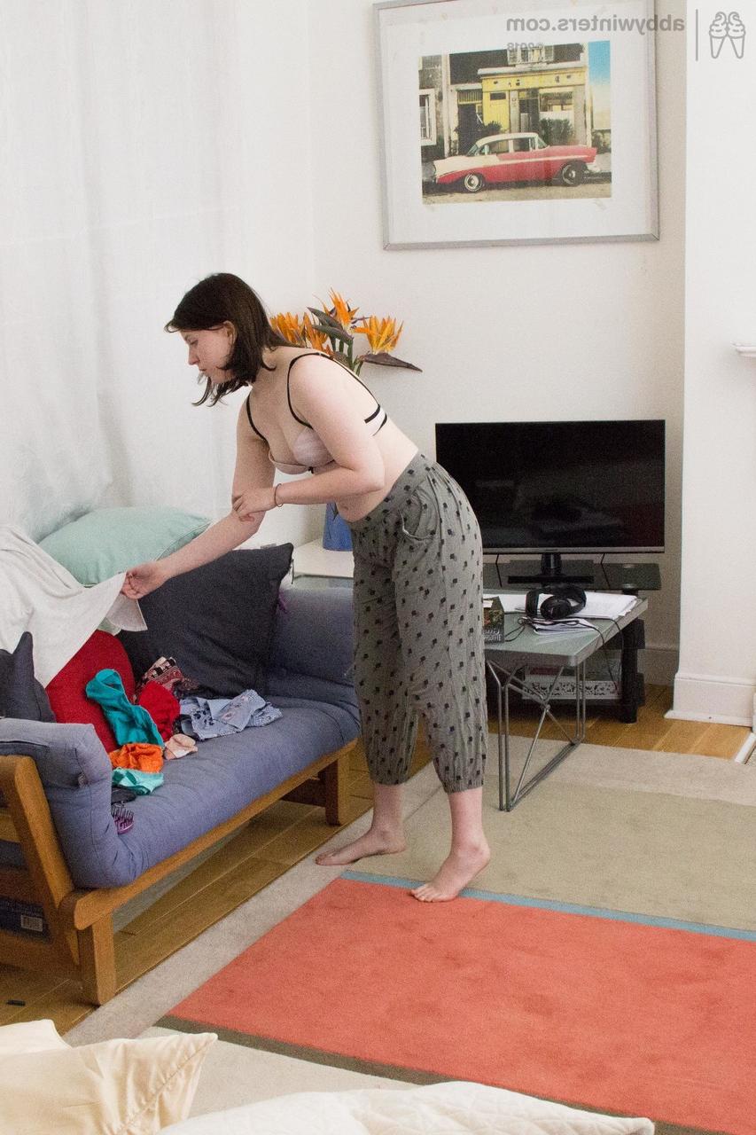 17P La mignonne Kate G met des sous-vêtements et un pyjama sexy sur son joli corps d'amateur.