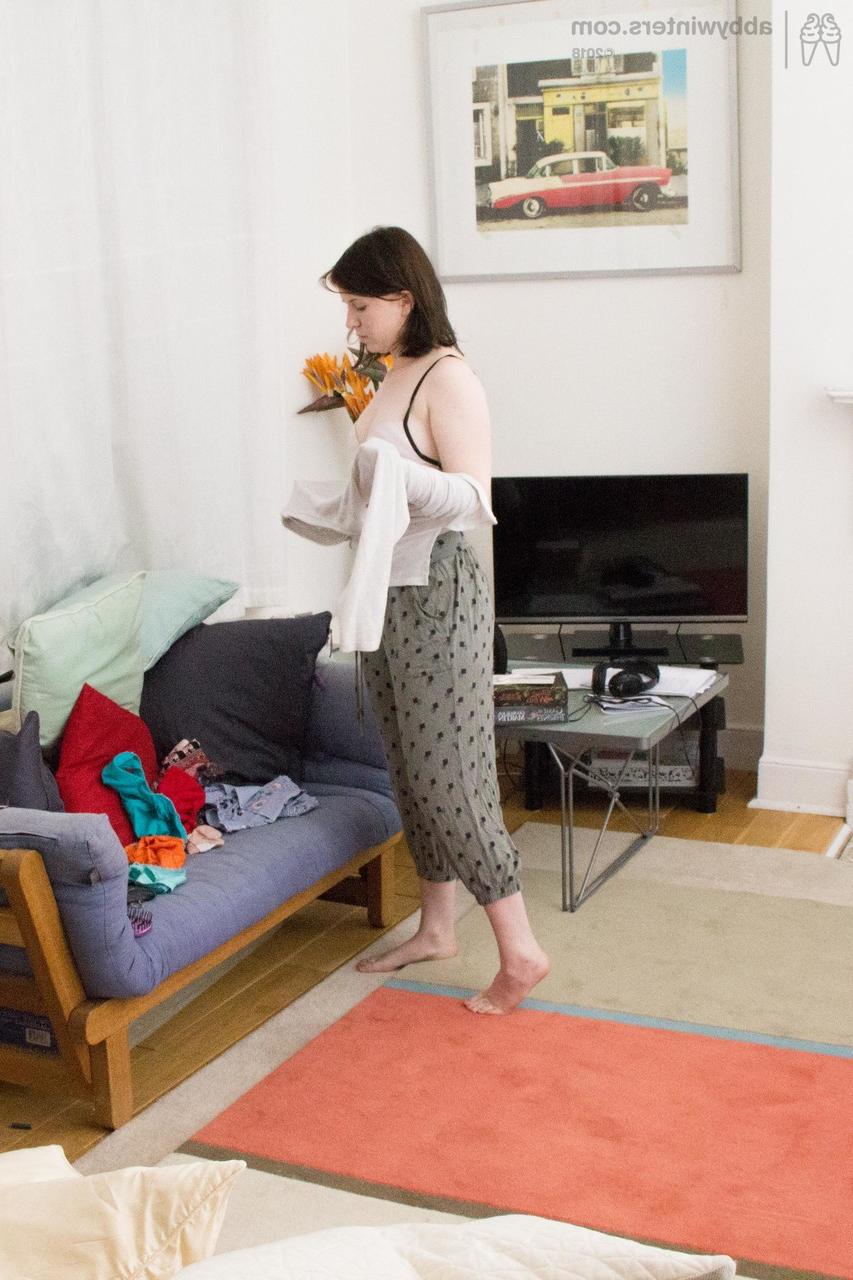17P La mignonne Kate G met des sous-vêtements et un pyjama sexy sur son joli corps d'amateur.
