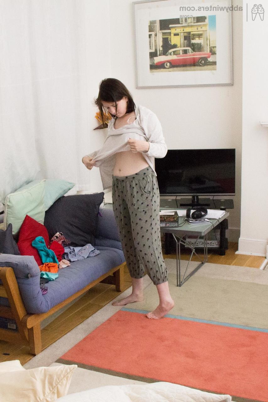 17P La mignonne Kate G met des sous-vêtements et un pyjama sexy sur son joli corps d'amateur.