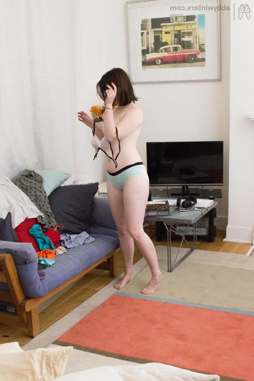 17P La mignonne Kate G met des sous-vêtements et un pyjama sexy sur son joli corps d'amateur.
