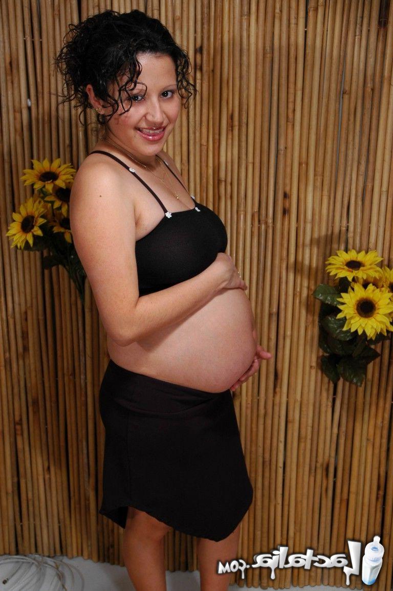 15P Une Latina enceinte découvre ses seins gonflés avant de toucher sa chatte