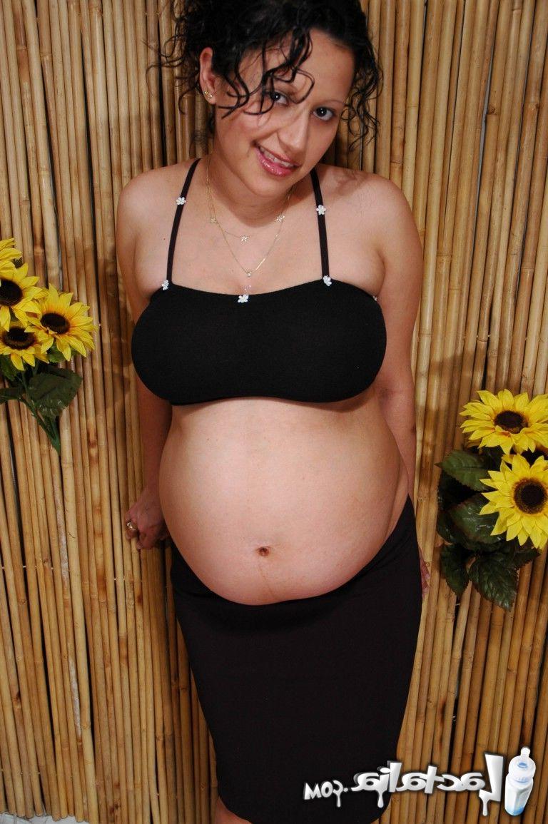 15P Une Latina enceinte découvre ses seins gonflés avant de toucher sa chatte
