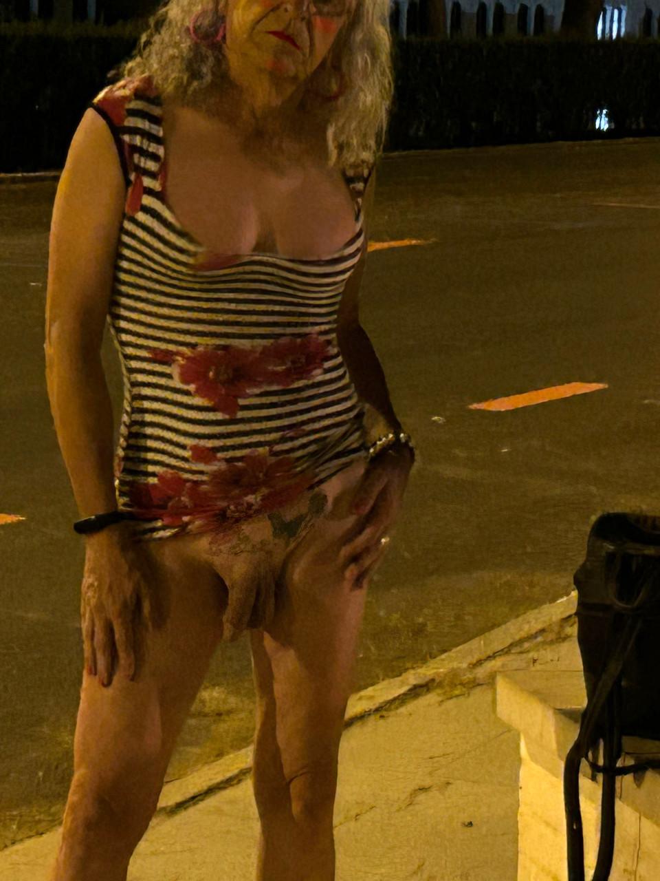 18P Travesti espanhola safada SlutCarla mostra seus peitos e seu pau pequeno ao ar livre