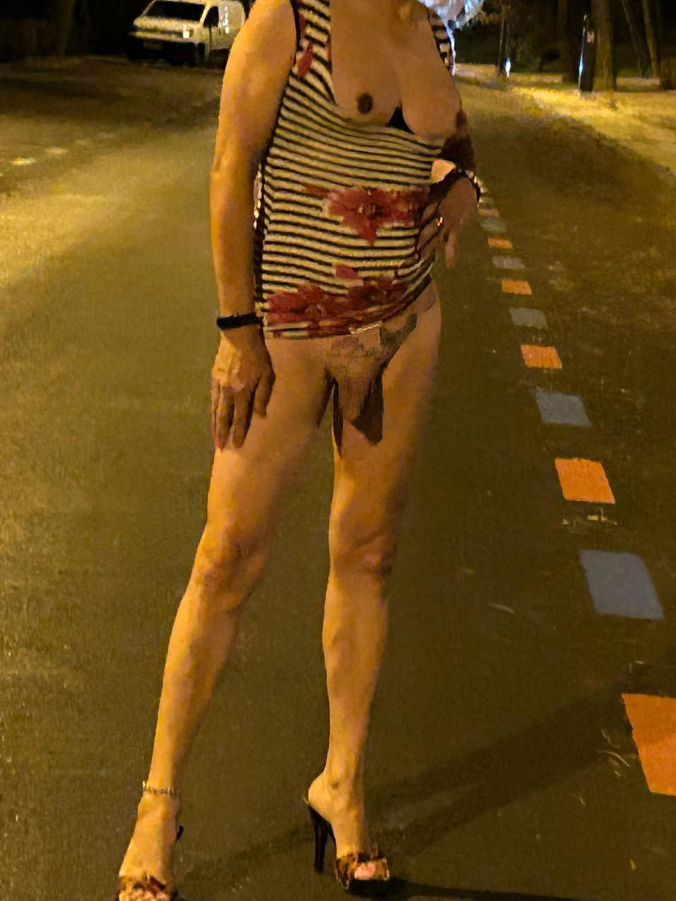 18P Travesti espanhola safada SlutCarla mostra seus peitos e seu pau pequeno ao ar livre