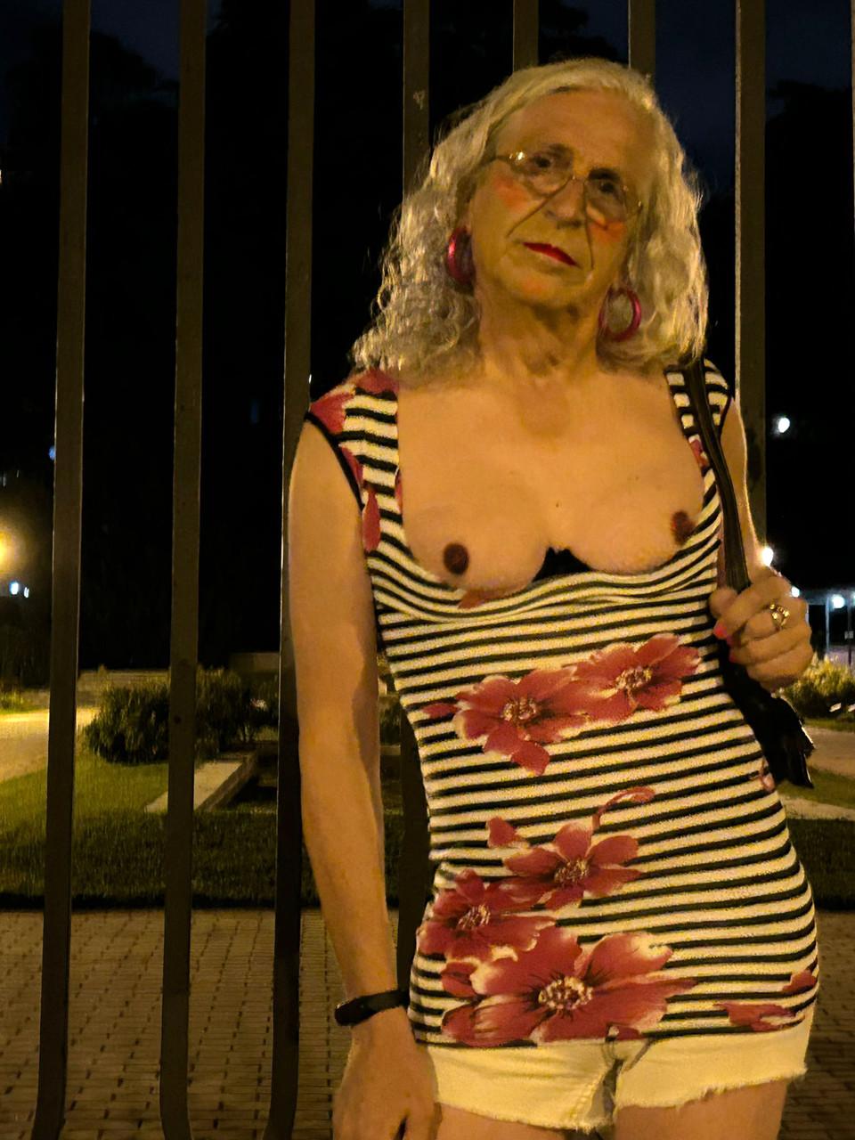 18P Travesti espanhola safada SlutCarla mostra seus peitos e seu pau pequeno ao ar livre